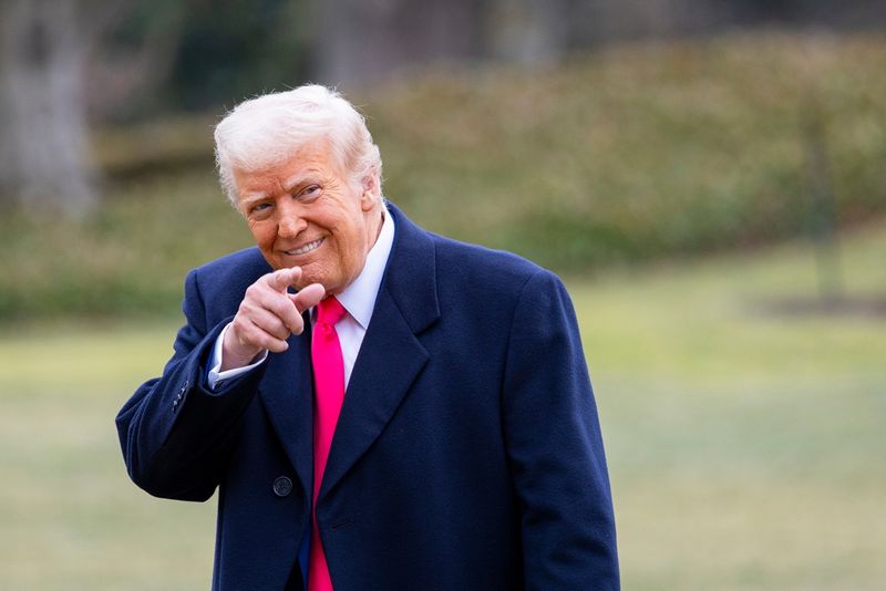 Trump se joacă cu taxele ca &icirc;ntr-un balansoar: le am&acirc;nă, le mărește, le &icirc;nv&acirc;rte după chef. Cine plătește prețul? Profersorul Cristian P&icirc;rvulescu analizează consecințele: 