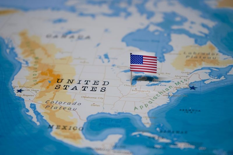 Trump se joacă cu taxele ca &icirc;ntr-un balansoar: le am&acirc;nă, le mărește, le &icirc;nv&acirc;rte după chef. Cine plătește prețul? Profersorul Cristian P&icirc;rvulescu analizează consecințele: 