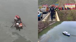 Un bărbat a murit după ce a căzut cu microbuzul în Dunăre, în Mehedinți! Autoturismul a plonjat în apă în urma unei coliziuni cu altă mașină