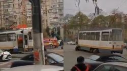 Motociclist rănit după ce un tramvai s-a rupt în două, în București! Martorii au scos imediat telefoanele și au filmat totul