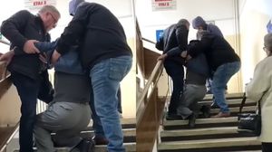 Imagini halucinante într-o policlinică din Ploiești! Un pacient a fost târât pe scări pentru că liftul era defect: „Nu te mai văita!”. Prima reacție a Direcției de Sănătate Publică