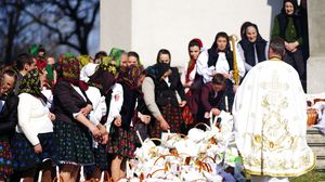 Ce se dă de pomană de Paște 2025. În zilele de sărbătoare nu trebuie să îi uităm pe cei care au plecat dintre noi