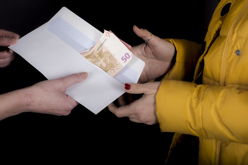 Banii împrumutați cu chitanță de mână mai pot fi recuperați? Ce trebuie să știe românii care se află în această situație. Recomandări de la avocat: &quot;Chiar și cu o chitanță de mână, procesul va fi necesar pentru a dovedi împrumutul&quot; | EXCLUSIV