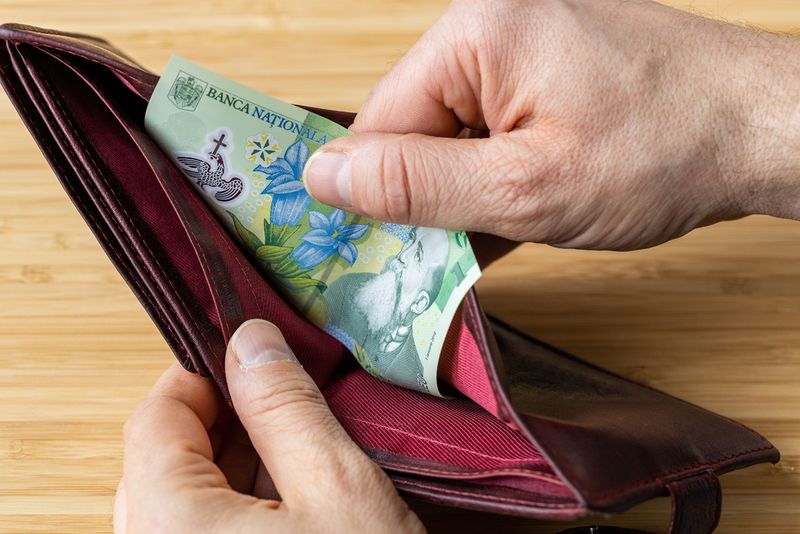 Poate fi poprit un salariu minim pe economie? Recomandări pentru rom&acirc;nii care au reținere pe salariu: 