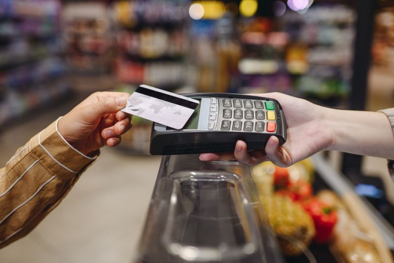 Cardurile de credit, tot mai puțin accesate. Sfaturi pentru romanii care sunt tentați sa apele la aceste tipuri de credite, de la economiști: &quot;Este o formă de împrumut care presupune costuri înalte&quot; | EXCLUSIV