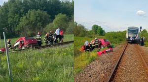 Doi soți au murit într-un accident feroviar, în Timiș! Mașina lor a fost spulberată de tren, după ce motorul li s-a oprit chiar pe șine. Medicii nu i-au mai putut salva