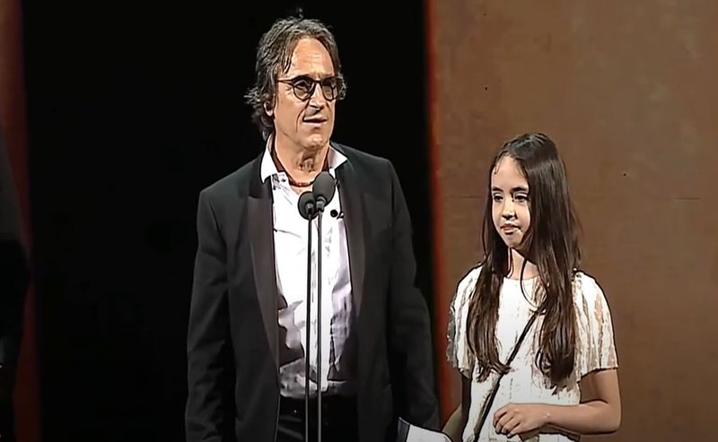 Ce spun experții în comunicare despre discursul actorului Claudiu Bleonț, în care și-a umilit fiica pe scenă: „Astfel de momente pot crea traume pe viață”