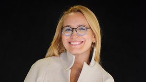 Îmbrăcată în salopetă și încălțată în șlapi, Andreea Esca a atras atenția de 1 Mai. A mers să mănânce mici
