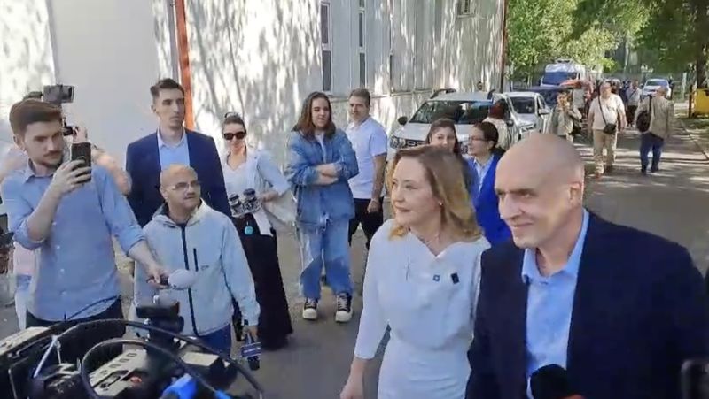 Elena Laconi a mers la vot alături de soțul ei
