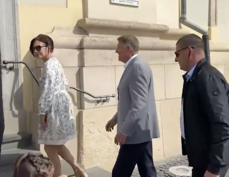 Fostul preşedinte Klaus Iohannis a votat alături de soţia sa, Carmen Iohannis