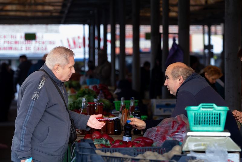 Cum ar putea fi salvată economia României și de ce criza din 2025 riscă să fie mai dură decât cea din 2009. Specialiștii spun că nu există magie, doar bisturiu: &quot;Dacă nu vom tăia în carne vie în sectorul bugetar, mi-e teamă că la un moment dat chiar și cu