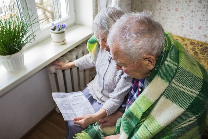 Pensionarii cu venituri mari, excluși din schemele de ajutor. Sprijin tăiat pentru pensionarii &quot;mai avuți&quot; - Semnal clar că economia României e la zid: &quot;Începând cu 1 iulie, ne așteptăm la un al doilea val de scumpiri, determinat de creșterea prețurilor l