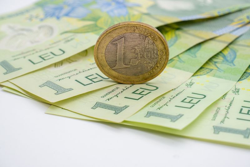 Dob&acirc;nzile cresc, rom&acirc;nii plătesc! Economiștii avertizează că băncile &icirc;și protejează profiturile pe seama clienților: 