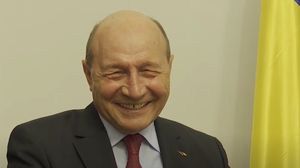 Traian Băsescu, pus pe glume! Ce le-a răspuns internauților, după ce postarea lui, legată de alegerile prezidențiale, a stârnit reacții în lanț: „Mai bine bei whisky cu multă gheață decât să mănânci…”