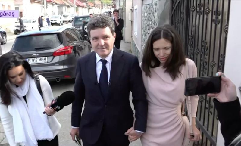 Nicusor Dan alaturi de sotia sa, la alegerile prezidentiale 2025 Nicusor Dan alaturi de sotia sa, la alegerile prezidentiale 2025