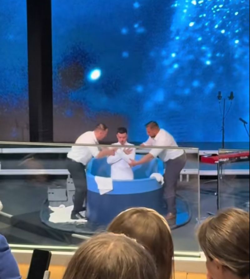 „Credeam că Dumnezeu e ca Harry Potter” – Zanni s-a botezat în religia penticostală! Primele imagini VIDEO de la momentul care i-a schimbat viața