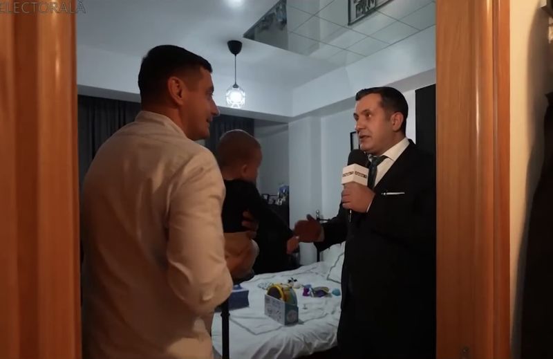 George Simion, imagini cu oglinda de pe tavan