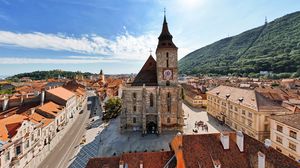 Vrei relaxare nu departe de casă și nu știi ce opțiuni ai de cazare? Brașov, o destinație care îmbină relaxarea cu aventura