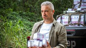 Întrebarea e pe buzele tuturor: cine este “trădătorul” de la "Tempting Fortune Romania". Din acest weekend, reality show-ul prezentat de Zoli Toth este difuzat sâmbăta și duminica, de la 21:00, și lunea, de la 22:00