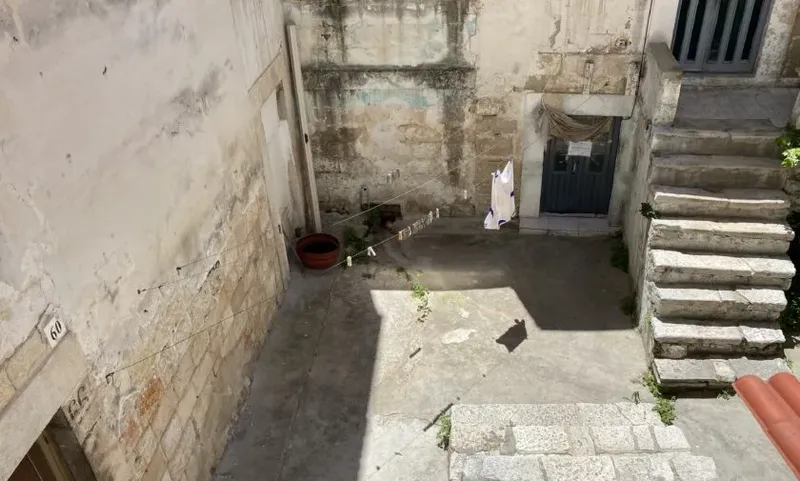 Clădirea în care locuia românul  Clădirea în care locuia românul