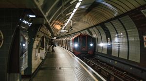 Incident șocant la metrou! Circulația a fost oprită, după ce o femeie de 41 de ani s-a aruncat pe șine. În ce stare se află acum?