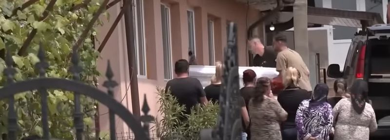 Momentul în care sicriul Teodorei a fost adus acasă