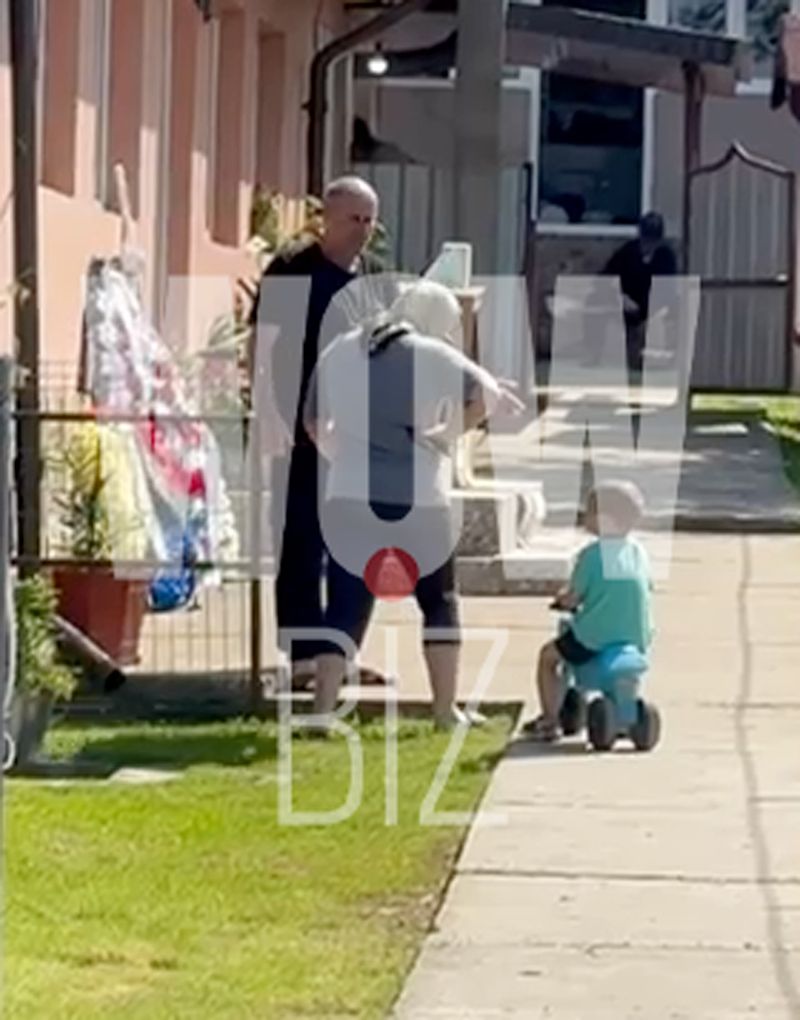 Tatăl Teodorei în curtea casei