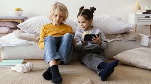 Pas important pentru siguranța copiilor în mediul online! Părinții pot avea control asupra platformelor pe care le accesează minorii! Ce presupune proiectul de lege