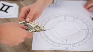 Horoscopul banilor IULIE 2025. Zodiile care își schimbă soarta financiară la jumătatea verii