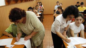 Elevi în sala de examen