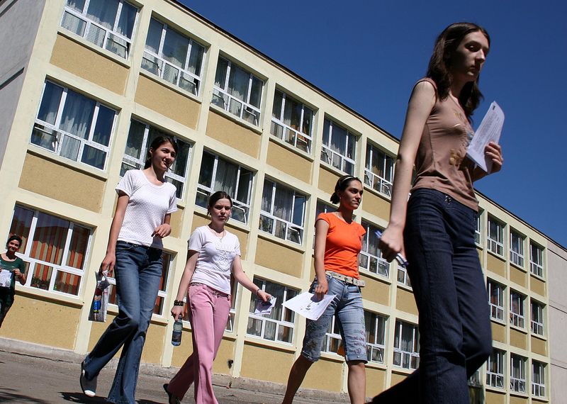 Elevi în curtea școlii