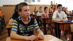 Elevi în sala de examen