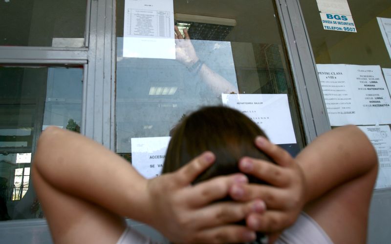 Elev care privește tabelul cu rezultate