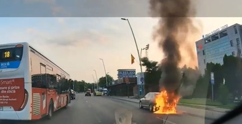 Mașină cuprinsă de flăcări &icirc;n Bacău