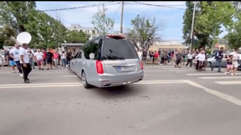 Momentul c&acirc;nd sicriul cu trupul ne&icirc;nsuflețit al lui Ciprian Pian e adus acasă