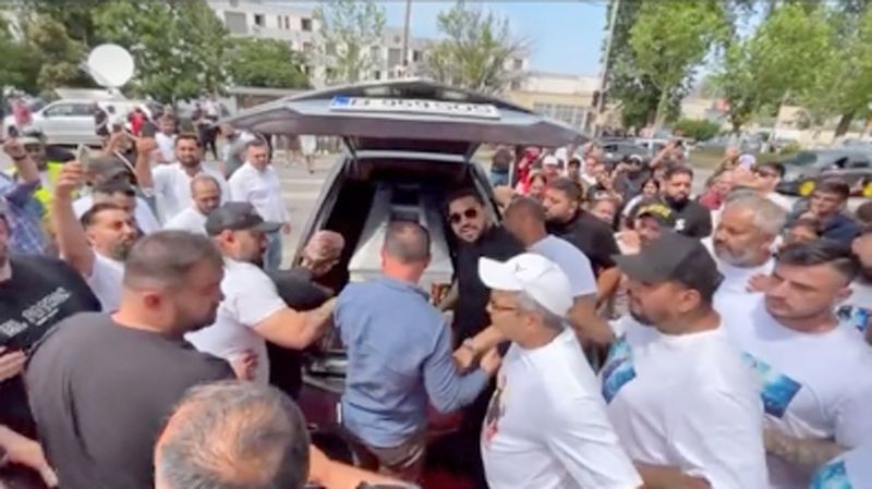 Momentul c&acirc;nd sicriul cu trupul ne&icirc;nsuflețit al lui Ciprian Pian e adus acasă