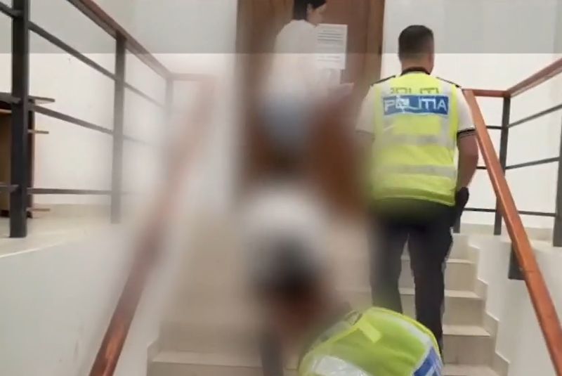 Mama fetiței, adusă la seție Mama fetiței, adusă la seție