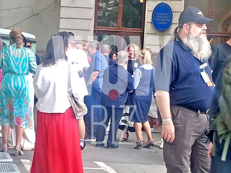 Andreea Esca, în fața Colegiului Național „Gheorghe Lazăr”
