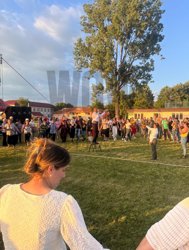 Valentin Sanfira c&acirc;ntă pe scaun