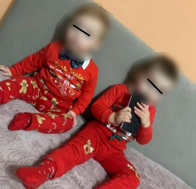 Copiii aruncați de la etaj de mama lor