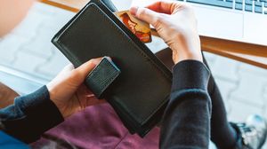 O femeie în vârstă de 31 de ani, cercetată penal după ce a găsit un portofel în parcarea unui magazin! Ce a făcut tânăra cu bunul?