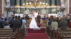 Ce sugestii îți dă ChatGPT când nu știi cum să te îmbraci la nuntă. Ce ținute ar fi bine să eviți