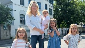 Imagini de la tăierea moțului Aidei, fetița cea mică a Laurei Cosoi: „Ziua surorilor e plină de sens, împlinire şi iubire pură”