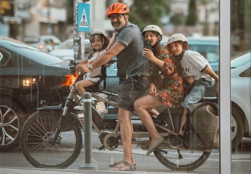 Dana Rogoz cu familia pe bicicletă