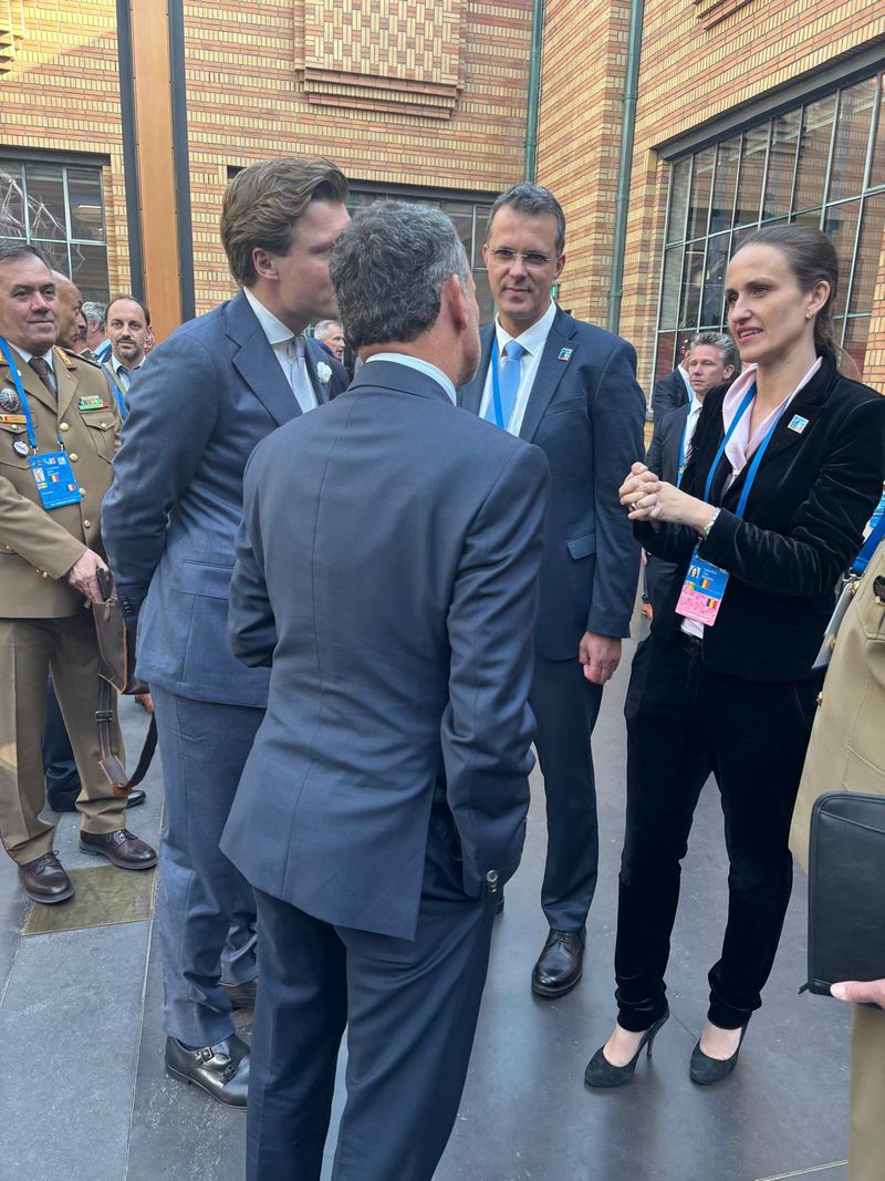 Oana Țoiu, ministrul de Externe, costum de catifea la Summitul NATO