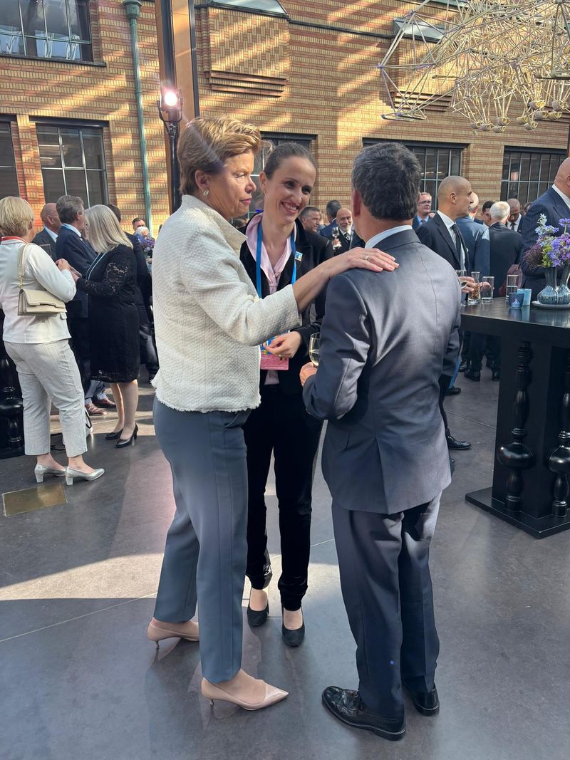 Oana Țoiu, ministrul de Externe, costum de catifea la Summitul NATO