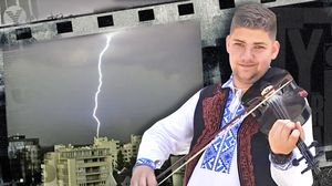 Filmul tragediei în care Liviu, un tânăr de 18 ani din Gorj, a murit după ce a fost lovit de fulger în casă! Un astfel de caz se întâmplă o dată la câteva milioane