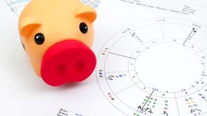 Horoscopul banilor august 2025. Soarta le surâde la trei nativi din zodiac!