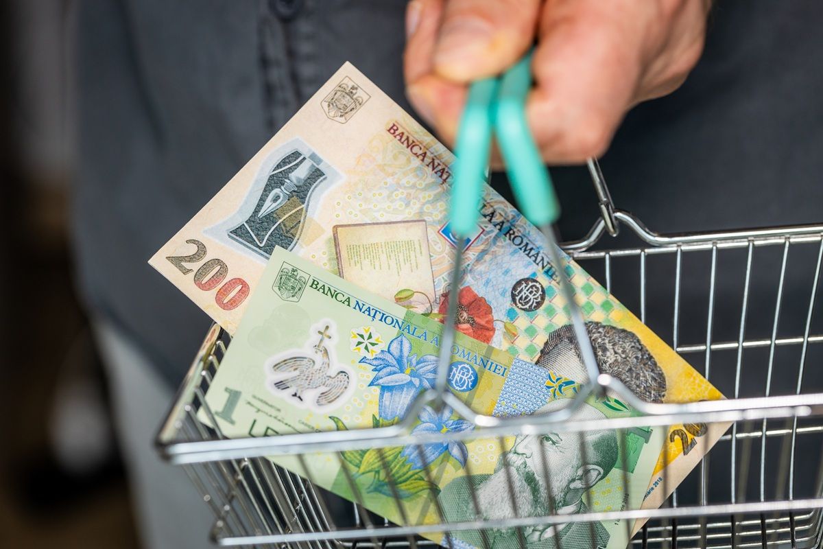 De ce creșterea TVA nu se vede încă în buget. Economistul Adrian Negrescu explică de ce cifrele din septembrie nu spun povestea reală: "Problema va fi în 2026, când va trebui să reducem deficitul cu cel puțin 10 miliarde de euro" | EXCLUSIV