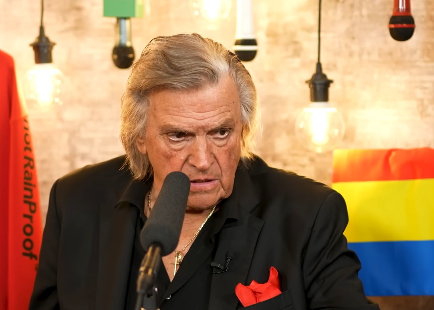 Adevăratul motiv pentru care Florin Piersic poartă mereu un accesoriu roșu! Acum s-a aflat ce se ascunde, de fapt, în spatele acestui detaliu